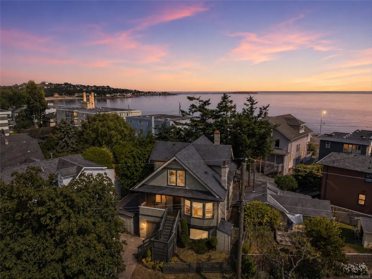 31 Bushby St, Victoria BC V8S 1B3