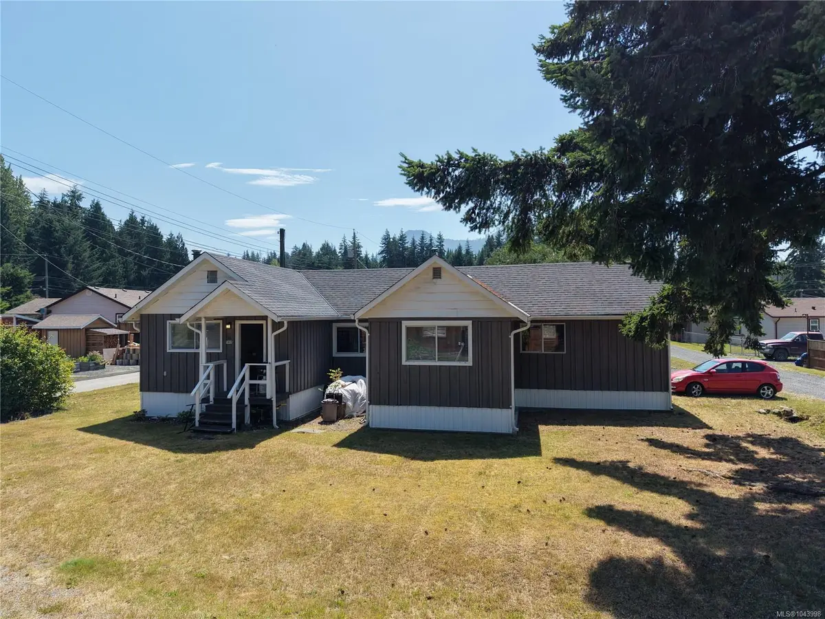 46 Pinder Ave, Woss BC V0N 3P0