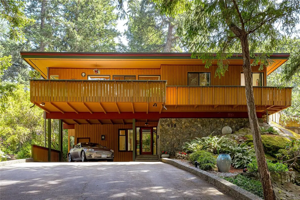 959 Carolwood Dr, Saanich BC V8X 3T9