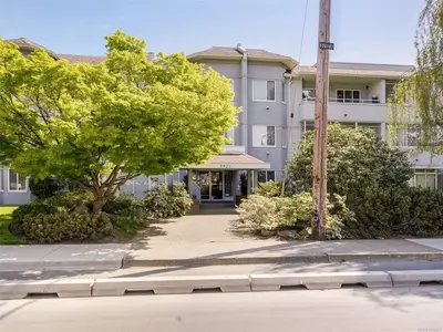 3921 Shelbourne St #208, Saanich BC V8P 4H9