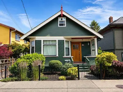 147 Lawrence St, Victoria BC V8V 1X9