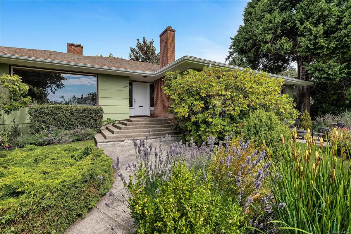 1554 Montgomery Ave, Victoria BC V8S 1T4