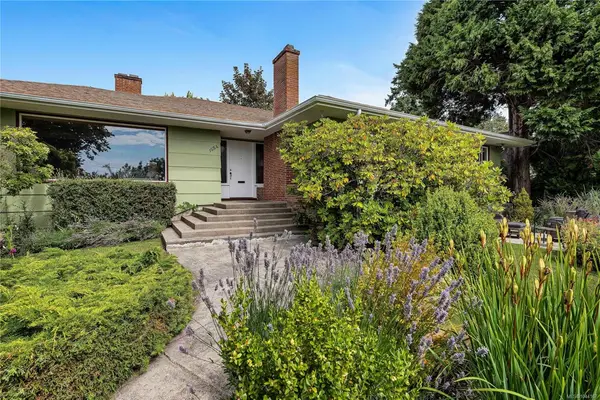 1554 Montgomery Ave, Victoria BC V8S 1T4 - 5 bed, 3.0 bath in Victoria