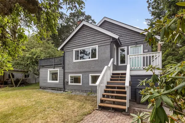 4054 Grange Rd, Saanich BC V8Z 4V3 - 5 bed, 4.0 bath in Saanich
