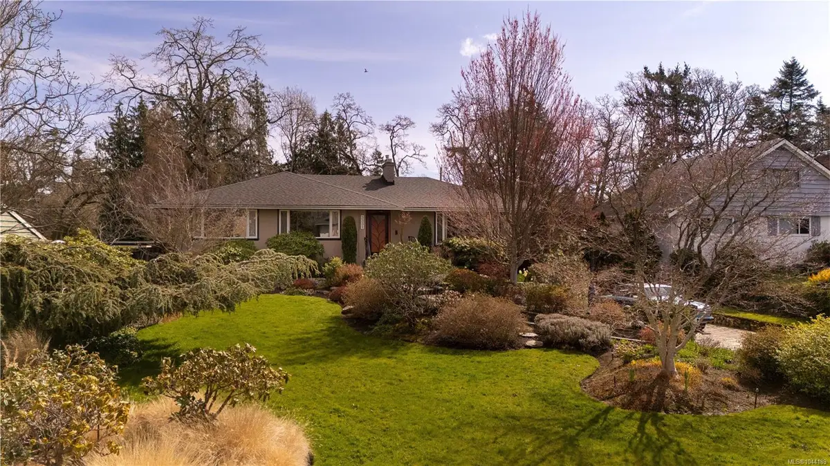 3331 Woodburn Ave, Oak Bay BC V8P 5B8