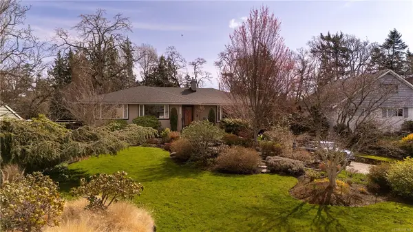 3331 Woodburn Ave, Oak Bay BC V8P 5B8 - 4 bed, 3.0 bath in Oak Bay