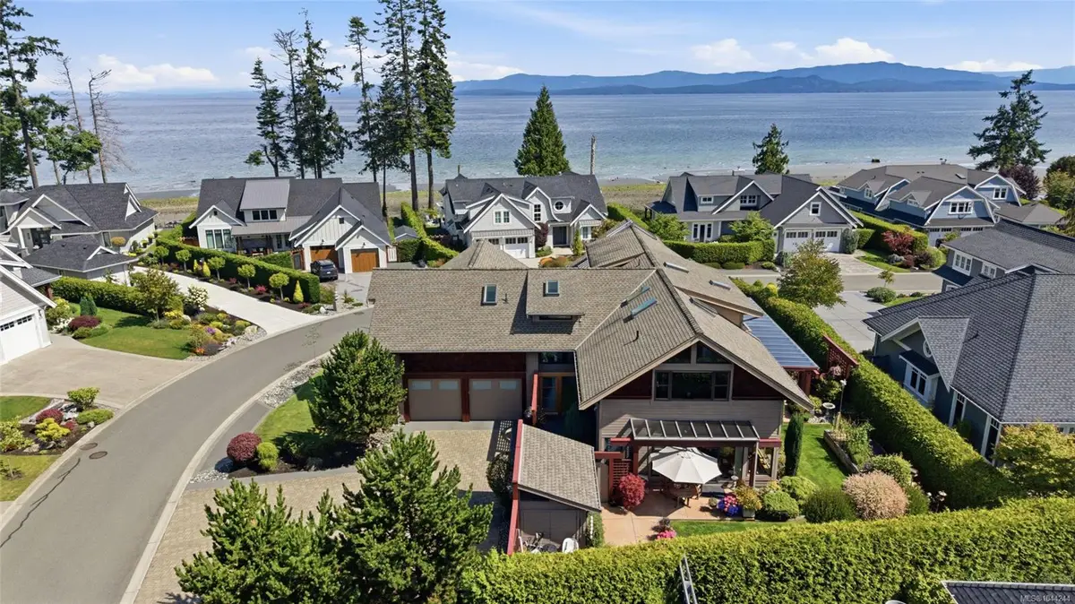 880 Bluffs Dr, Qualicum Beach BC V9K 0A2
