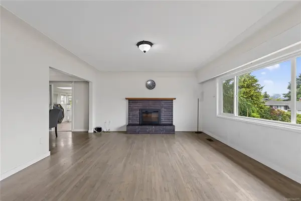 1819 Dunnett Cres, Saanich BC V8N 2P4 - 7 bed, 4.0 bath in Saanich