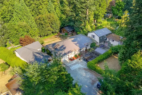 5435 Fowler Rd, Saanich BC V8Y 1Y4 - 5 bed, 6.0 bath in Saanich