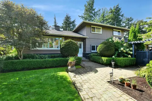 2065 Avondale Rd, Oak Bay BC V8P 1V5 - 5 bed, 4.0 bath in Oak Bay
