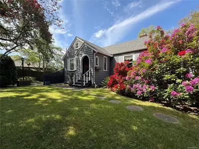 4296 CEDAR HILL Rd, Saanich BC V8N 3C5