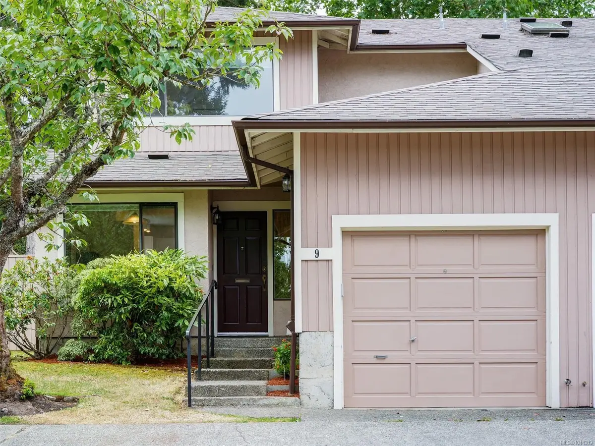 1309 McKenzie Ave #9, Saanich BC V8P 2M1