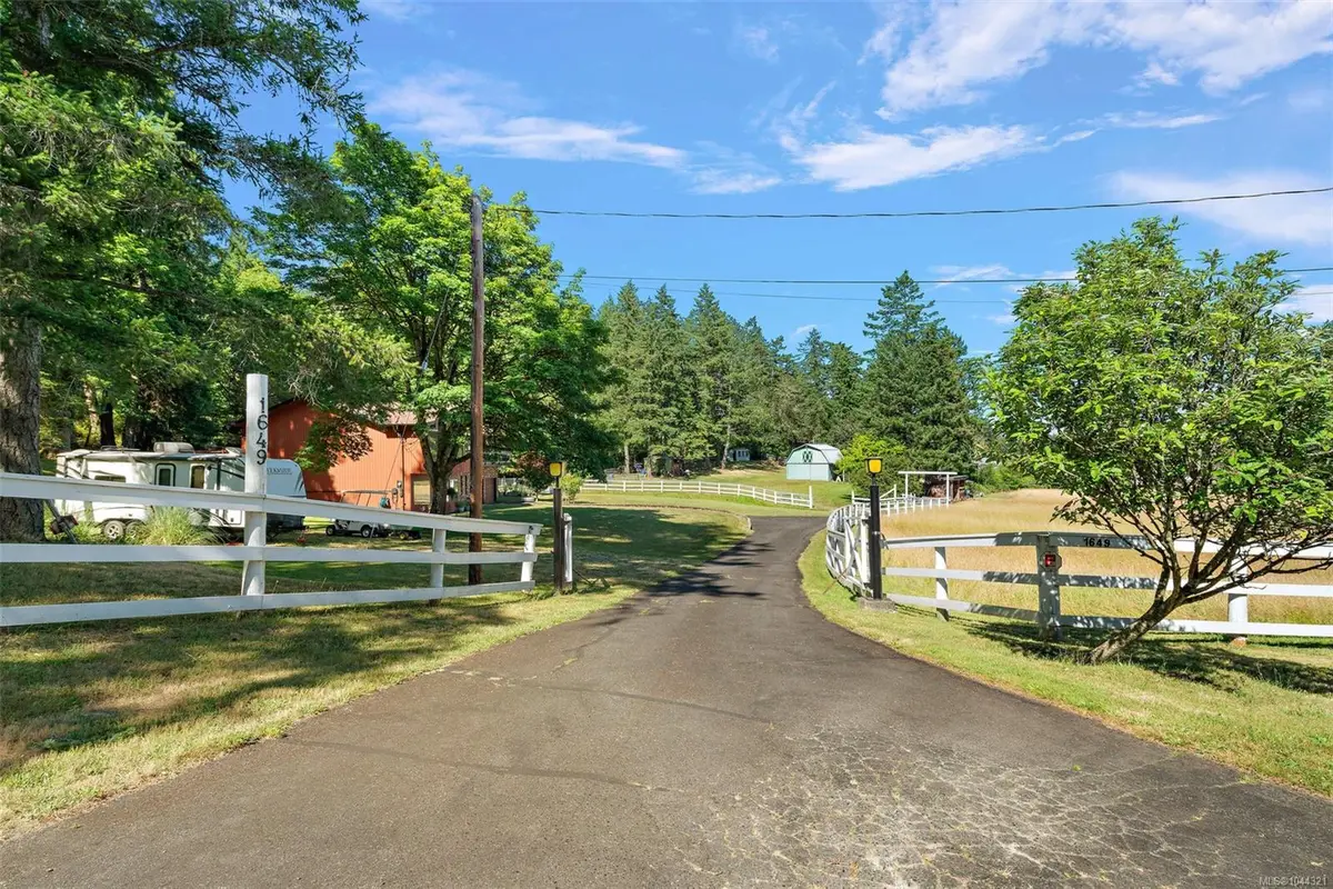 1649 Charlton Rd, Saanich BC V9E 2C8