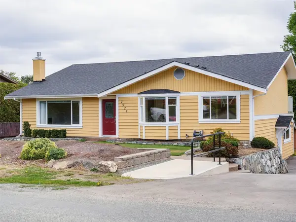 7927 Wallace Dr, Central Saanich BC V8M 1L4 - 3 bed, 3 bath property for sale in Central Saanich
