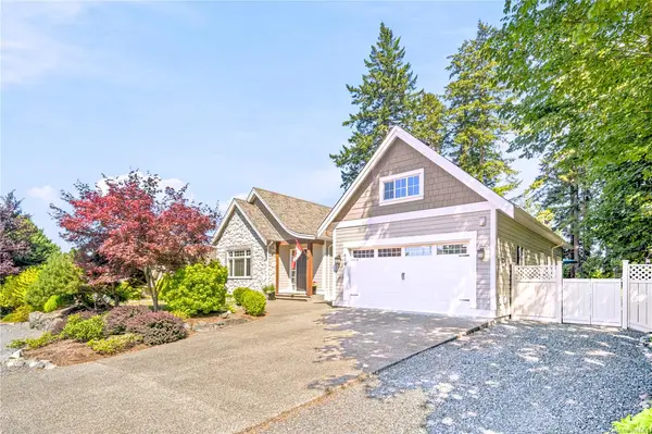 609 Meadow Dr, Qualicum Beach BC V9K 2T2 - 4 bed, 3 bath property for sale in Qualicum Beach