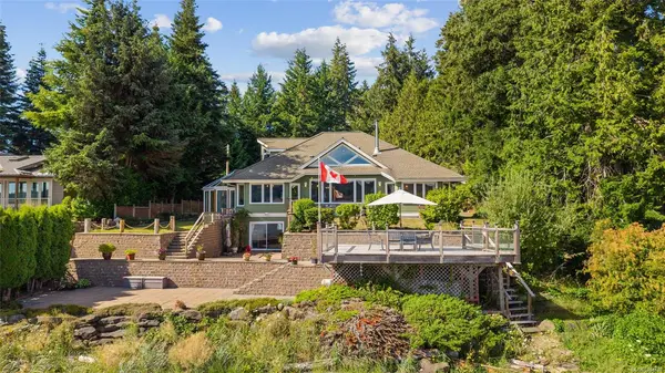 7602 Ships Point Rd, Fanny Bay BC V0R 1W0 - 3 bed, 3.0 bath in Fanny Bay