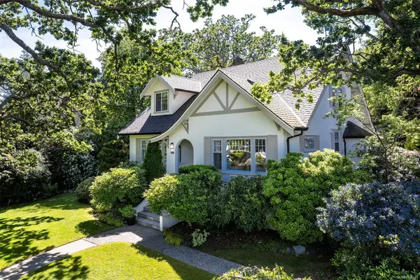 688 Falkland Rd, Oak Bay BC V8S 4L5 - 5 bed, 4.0 bath in Oak Bay