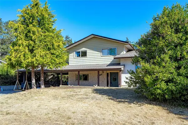 4167 Thornhill Cres, Saanich BC V8N 5E6 - 4 bed, 3.0 bath in Saanich