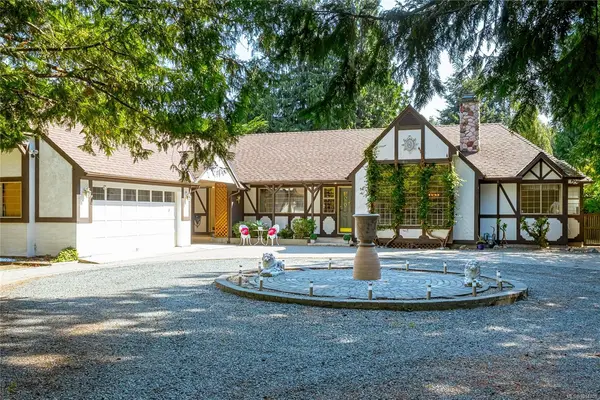 2526 Island Hwy W, Qualicum Beach BC V9K 1B5 - 3 bed, 2 bath property for sale in Qualicum Beach