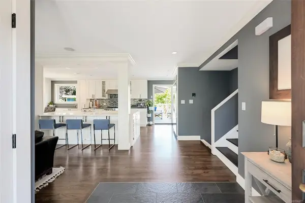 1762 Midgard Ave, Saanich BC V8P 2Y7 - 5 bed, 4.0 bath in Saanich