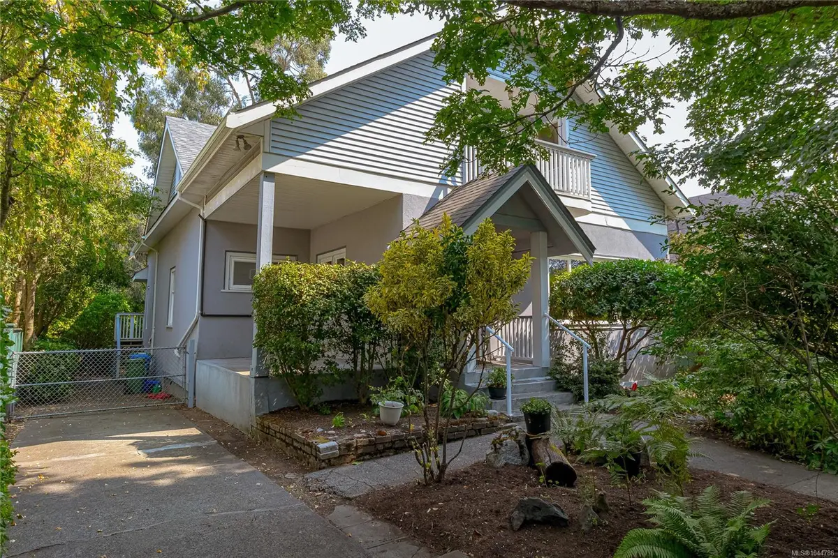 915 Oliver St, Oak Bay BC V8S 4W5