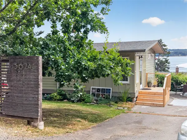 5674 Market St, Union Bay BC V0R 3B0 - 1 bed, 1 bath in Union Bay
