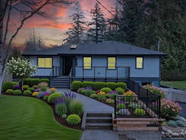 5281 Santa Clara Ave, Saanich BC V8Y 1W6 - 5 bed, 5 bath in Saanich