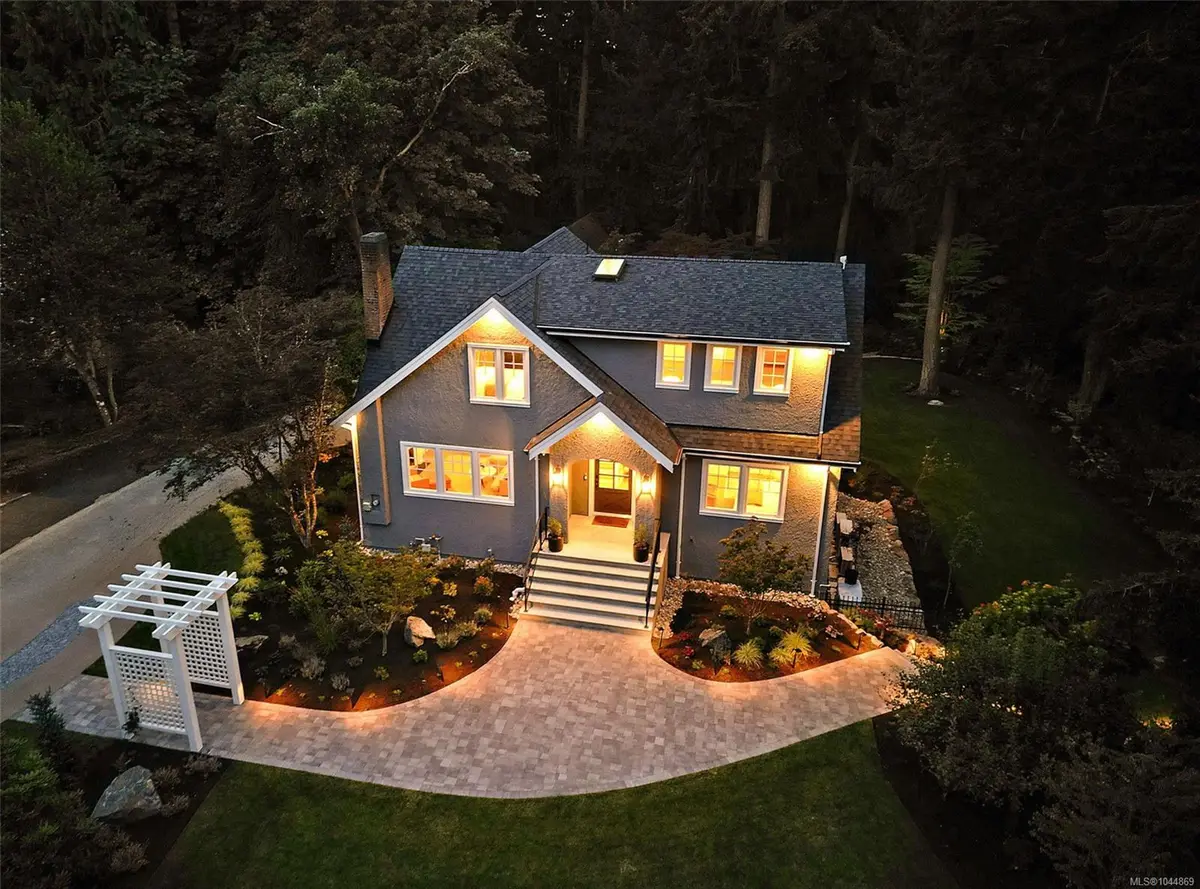 2535 Queenswood Dr, Saanich BC V8N 1X4