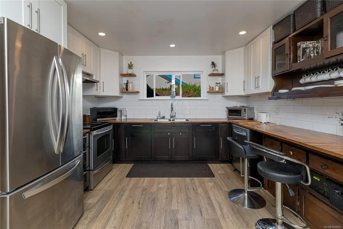862 Canterbury Rd, Saanich BC V8X 3E6