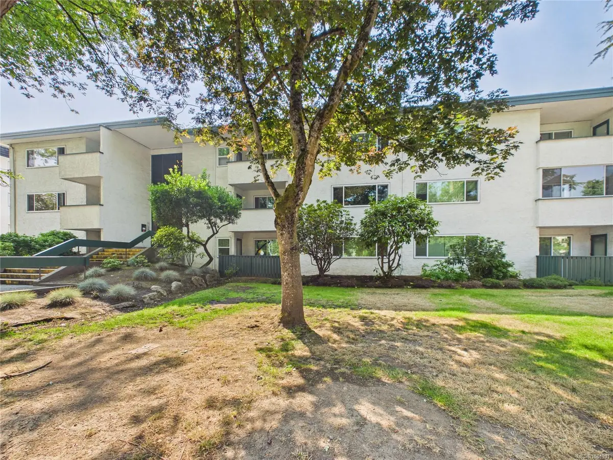 3880 Shelbourne St #302, Victoria BC V8P 4H7