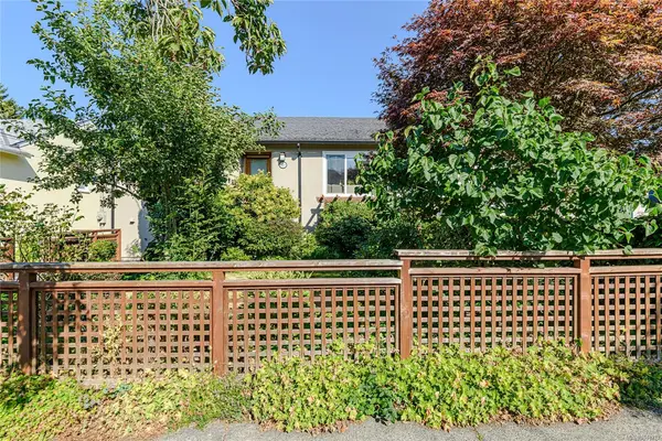 129 Moss St, Victoria BC V8V 4M2 - 4 bed, 4.0 bath in Victoria
