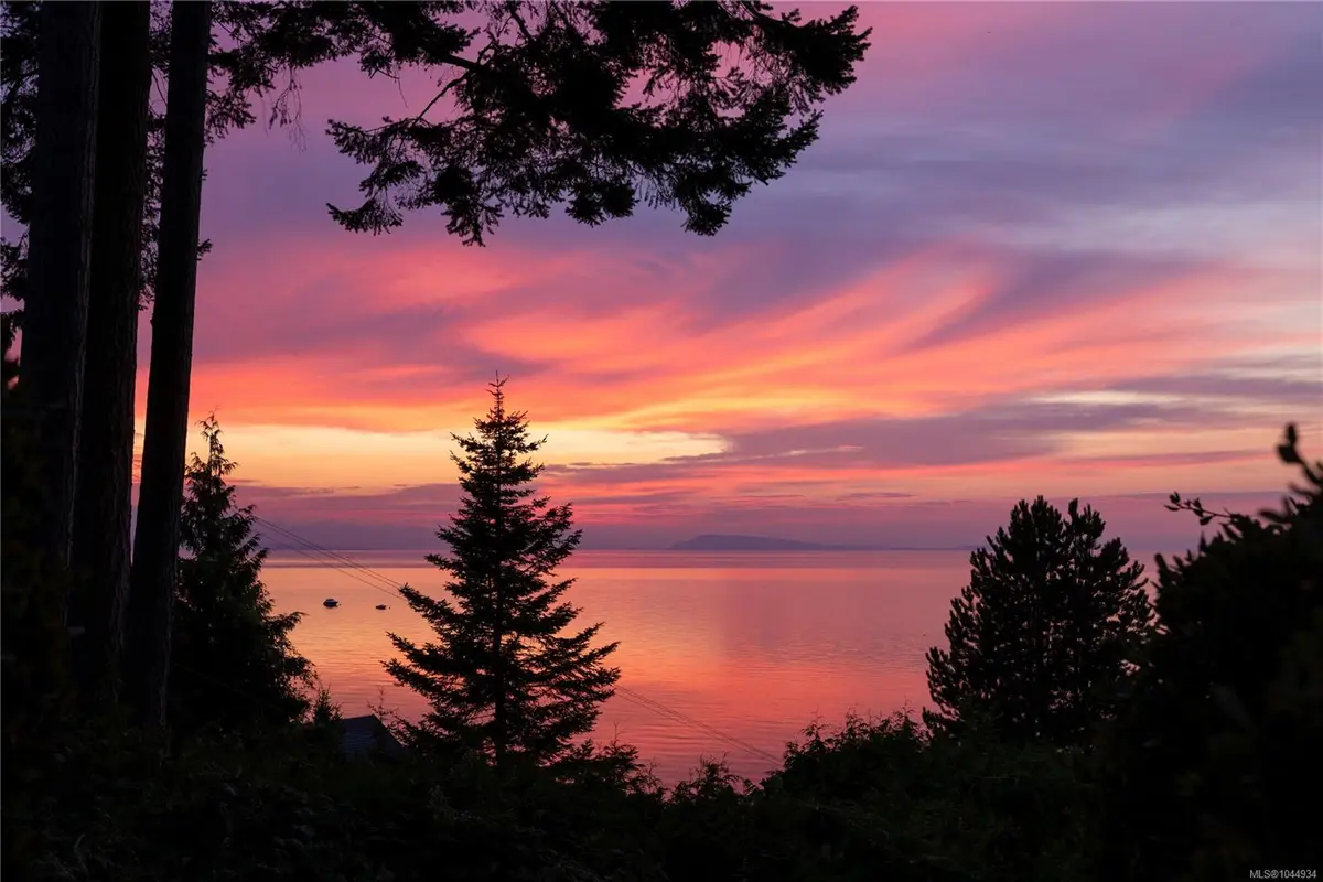 489 Bayview Terr, Qualicum Beach BC V9K 1G3
