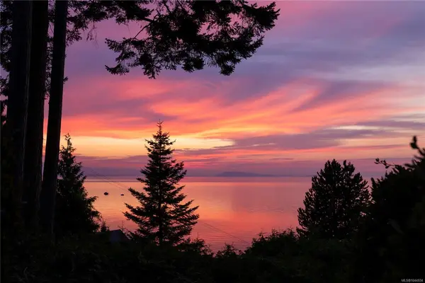 489 Bayview Terr, Qualicum Beach BC V9K 1G3 - 2 bed, 2.0 bath in Qualicum Beach
