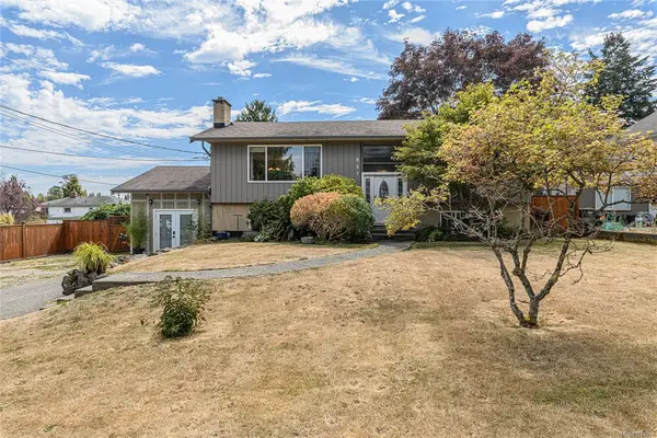 987 Nicholson St, Saanich BC V8X 3K9 - 5 bed, 3 bath in Saanich