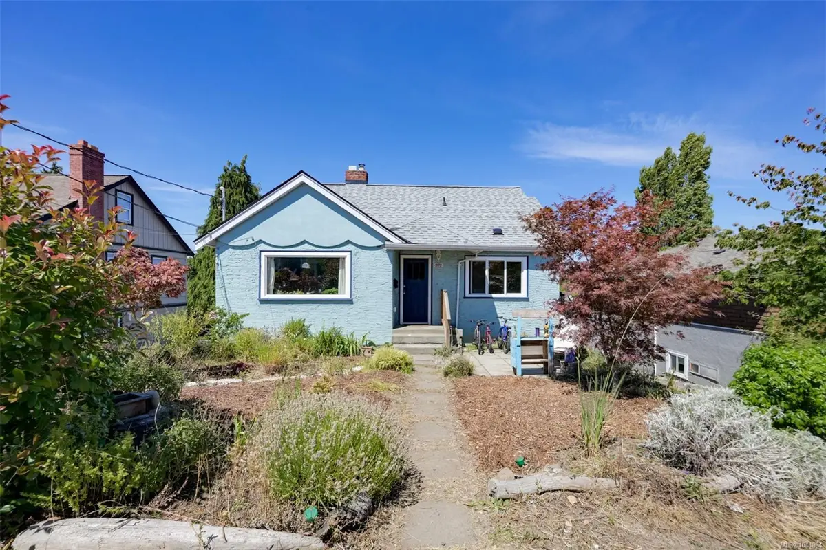 3172 Donald St, Saanich BC V9A 1Y3