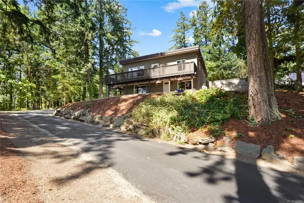 1084 Tatlow Rd, North Saanich BC V8L 5P3 - 3 bed, 2 bath property for sale in North Saanich