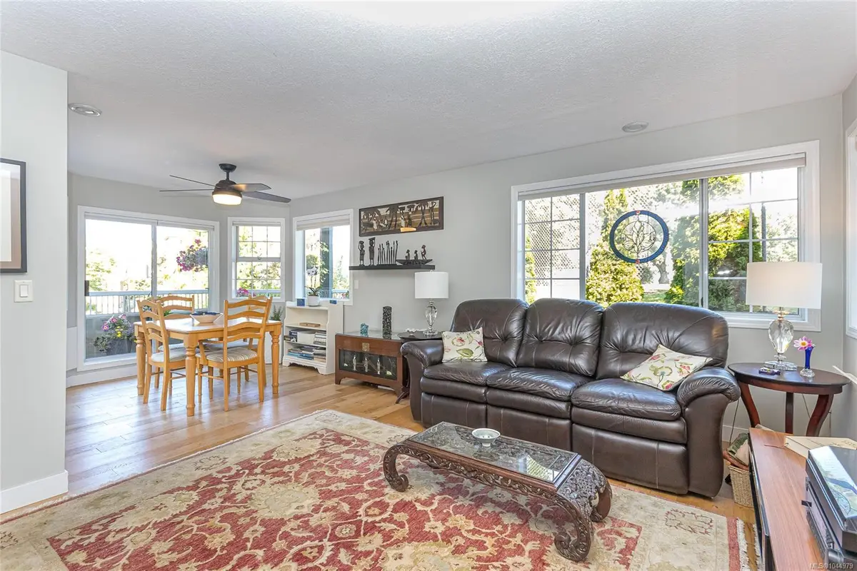 1220 Fort St #101, Victoria BC V8V 3L2