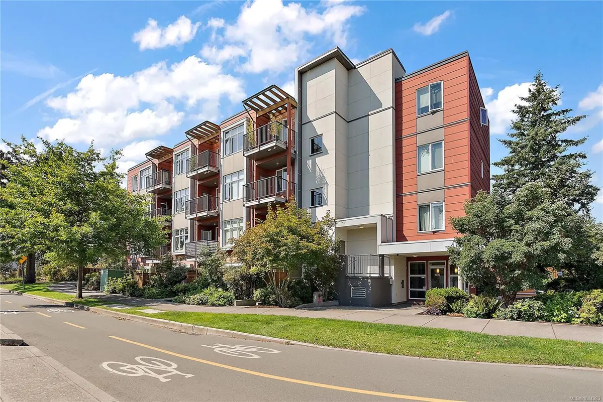 4030 Borden St #102, Saanich BC V8X 2E9