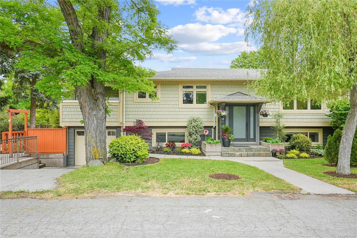 2112 Pentland Rd, Oak Bay BC V8S 2W4