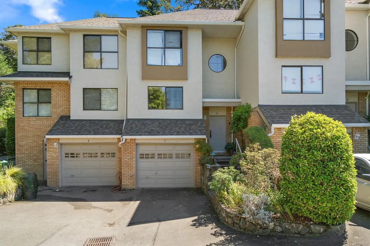 1404 McKenzie Ave #6, Saanich BC V8N 1A1