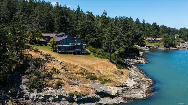 379 Mary Ann Point Rd, Galiano Island BC V0N 1P0 - 6 bed, 4 bath in Galiano Island