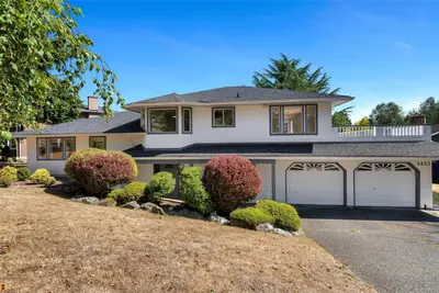 4833 Maplegrove St, Saanich BC V8Y 3B9