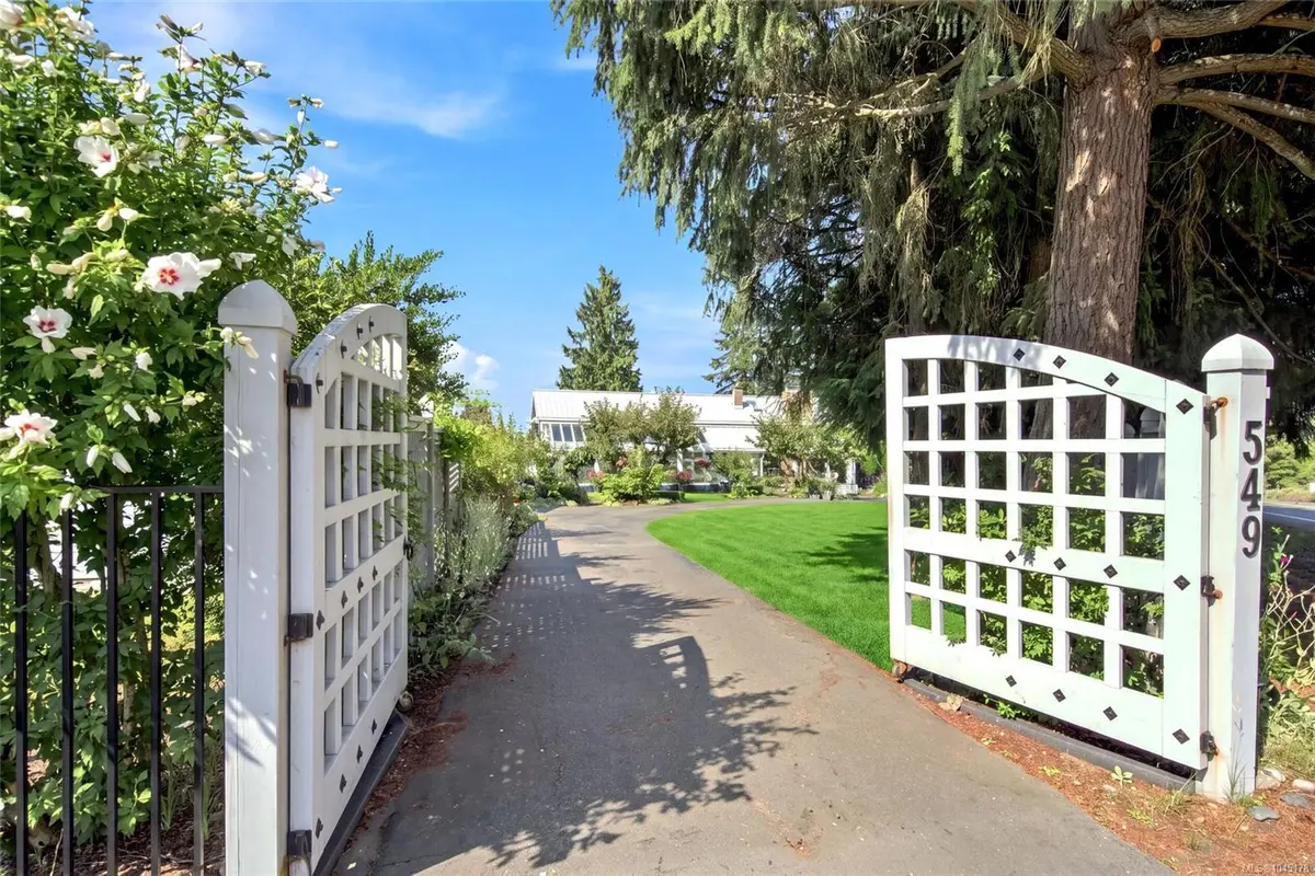 549 Memorial Ave, Qualicum Beach BC V9K 1K3