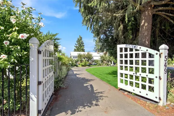 549 Memorial Ave, Qualicum Beach BC V9K 1K3 - 3 bed, 3.0 bath in Qualicum Beach