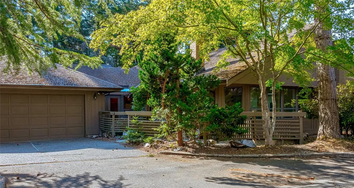2680 Arbutus Rd, Saanich BC V8N 1W6