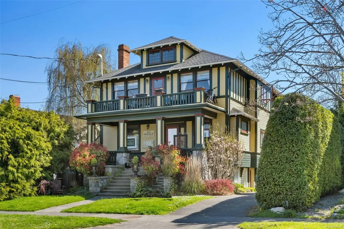 123 Cambridge St, Victoria BC V8V 4B1