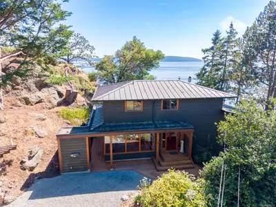 9919 Southlands Dr, Pender Island BC V0N 2M3