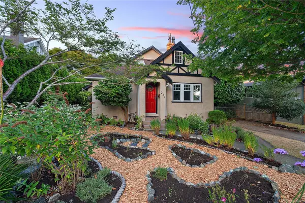 237 Wildwood Ave, Victoria BC V8S 3W2 - 3 bed, 2.0 bath in Victoria