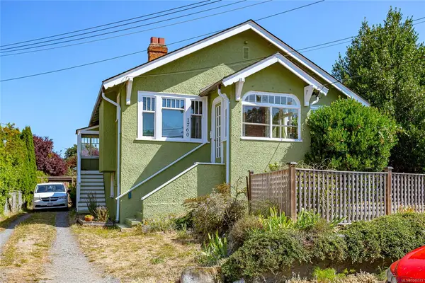 1760/62 Haultain St, Victoria BC V8R 2L2 - 4 bed, 2.0 bath in Victoria