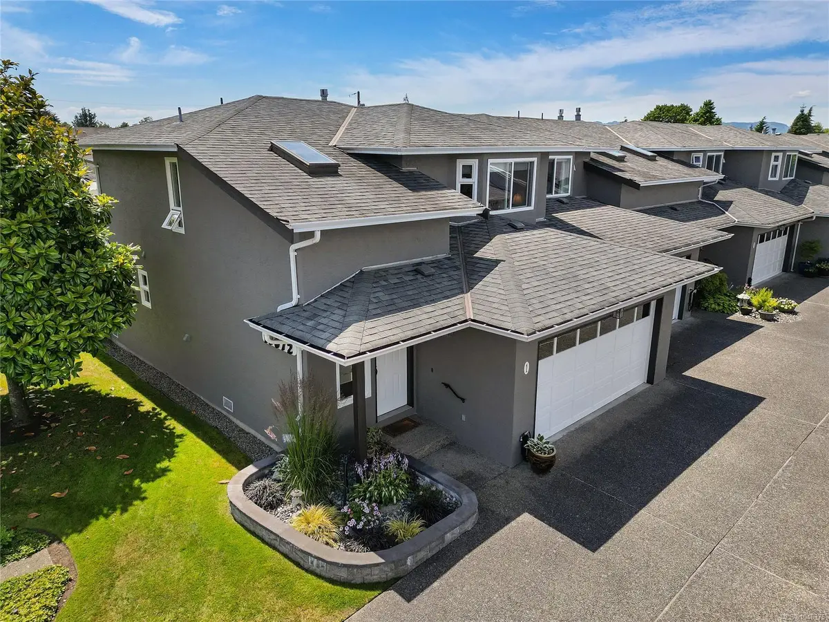10072 Third St #1, Sidney BC V8L 3B3